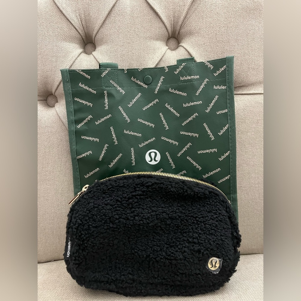 Lululemon Everywhere Belt Bag in Black Fleece with Gold Zipper and Buckle 1L